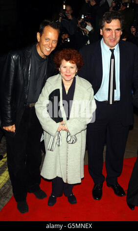 Richard e Grant, Imelda Staunton e Jim carter arrivano insieme al Curzon Mayfair nel centro di Londra, per la prima di 'Iris'. Il film segue la storia del romanziere e filosofo vincitore del premio Booker Iris Murdoch, morto nel 1999, interpretato da Kate Winslet e Judi Dench. Foto Stock