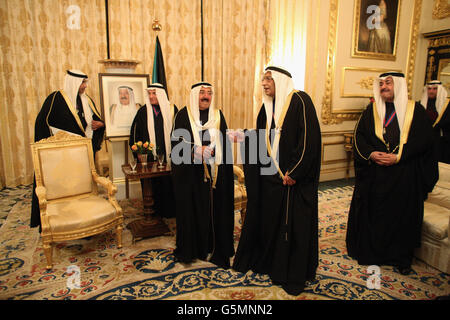 Sua altezza l'Amir Sheikh Sabah al-Ahmad al-Jaber al-Sabah del Kuwait (terza sinistra) parla con i membri della sua delegazione prima di un banchetto di Stato nel Castello di Windsor il primo giorno della sua visita di Stato nel Regno Unito. Foto Stock