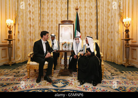Sua altezza l'Amir Sheikh Sabah al-Ahmad al-Jaber al-Sabah del Kuwait incontra il leader del partito laburista ed Miliband prima di un banchetto di Stato nel Castello di Windsor il primo giorno della sua visita di Stato nel Regno Unito. Foto Stock
