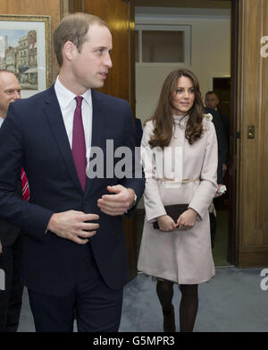 Il Duca e la Duchessa di Cambridge arrivano alla Guildhall di Cambridge. Foto Stock