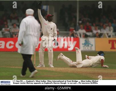 24-Maggio-95 .... Inghilterra / West Indies 1 giorno internazionale a Trent Bridge ... West Indies Wicket Keeper Junior Murray si appella come inglese Darren Gough è esaurito Foto Stock