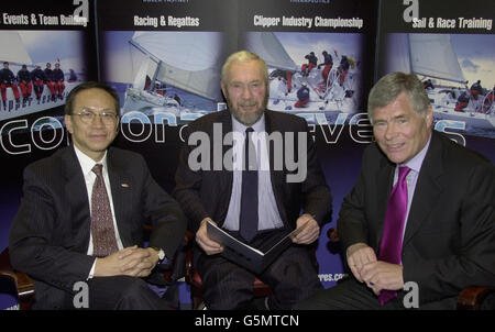 Sir Robin Knox-Johnston, fondatore di Clipper Ventures plc (centro), è membro del Direttore Generale dell'ufficio economico e commerciale di Hong Kong a Londra Andrew Leung (a sinistra) e del primo Chief Executive di Londra Stephen o'Brien, presso il Little Ship Club di Londra. * come i due hanno annunciato la sponsorizzazione di 2 yacht nel Clipper 2002 nella gara mondiale, rispettivamente dalle città di Hong Kong e Londra. I due yacht saranno chiamati London Clipper e Hong Kong Clipper, e parteciperanno al round di 35,000 miglia della gara mondiale, che partirà da Liverpool il 27 ottobre. Foto Stock