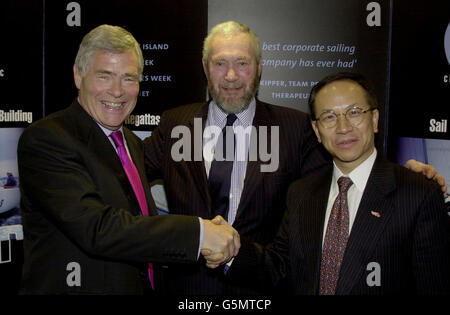 Sir Robin Knox-Johnston, fondatore di Clipper Ventures plc, con il Direttore Generale dell'ufficio economico e commerciale di Hong Kong a Londra Andrew leung (a destra) e il primo Chief Executive di Londra Stephen o'Brien, presso il Little Ship Club di Londra. * come i due hanno annunciato la sponsorizzazione di 2 yacht nel Clipper 2002 round the World race, rispettivamente dalle città di Hong Kong e Londra. I due yacht saranno chiamati London Clipper e Hong Kong Clipper, e parteciperanno al round di 35,000 miglia della gara mondiale, che partirà da Liverpool il 27 ottobre. Foto Stock