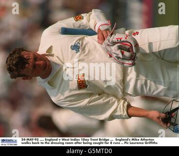 24-MAY-95 .... Inghilterra / West Indies 1 giorno Trent Bridge ... Mike Atherton dell'Inghilterra torna al camerino dopo essere stato catturato per 8 corse Foto Stock