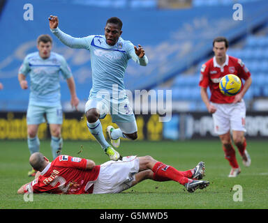 Calcio - fa Cup 2° turno - Coventry City / Morecambe - The Ricoh Arena. Nick Fenton di Morecambe affronta Franck Moussa di Coventry City (top) durante la seconda partita di fa Cup alla Ricoh Arena di Coventry. Foto Stock