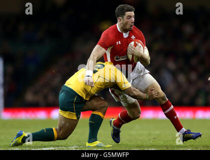 Rugby Union - dove Men Series - Galles / Australia - Millennium Stadium. Alex Cuthbert del Galles viene affrontato dal ben Tapuai australiano durante la partita dove Men Series al Millennium Stadium di Cardiff. Foto Stock