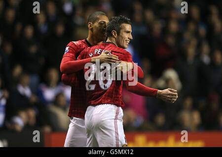 Calcio - Barclays Premier League - Reading v Manchester United - Madjeski Stadium. Robin van Persie (a destra) del Manchester United festeggia il suo quarto obiettivo con il compagno di squadra Chris Smalling Foto Stock