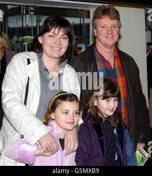 Il presentatore della GMTV Lorraine Kelly con la sua famiglia arriva alla prima del film di Gala di Monsters Inc. All'Odeon Cinema di Leicester Square a Londra. Foto Stock