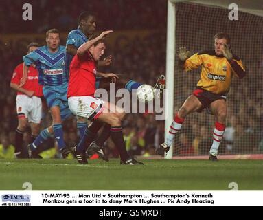 10-MAY-95 ... Manchester United v Southampton ... Kenneth Monkou di Southampton ha un piede dentro per negare Mark Hughes Foto Stock