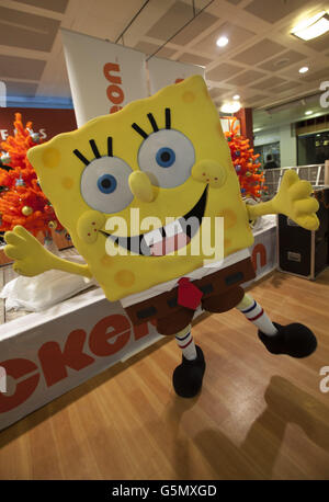 Nickelodeon SpongeBob SquarePants, che viaggiava da Bikini Bottom a Wolverhampton per incontrare i fan e diffondere il coraggio e le delizie natalizie al Mander Center di Wolverhampton. Foto Stock