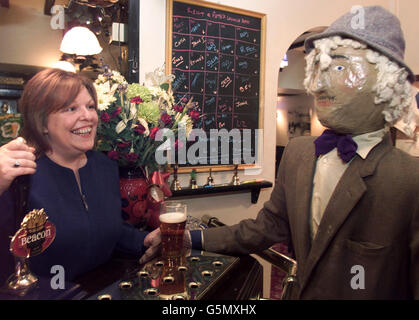 Jo Baker, la padrona di casa del George & Dragon, serve un cliente insolito - uno spaventapasseri - a Wray in Lancashire durante le celebrazioni per la rinascita del festival di Scarecrow, annullato nel 2001 a causa di piede e bocca, che si svolgerà nuovamente quest'anno come parte della fiera del villaggio. * Wray, e la circostante Valle delle Lune, si aspettano di ospitare fino a 25,000 persone alla ricerca di 200 spaventosi che adornano campi, strade e cortili durante il Festival. Foto Stock