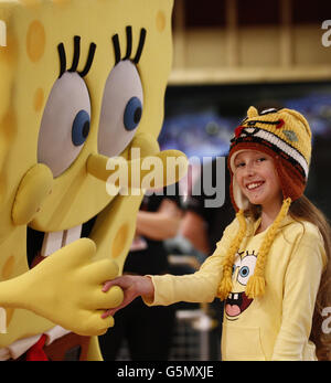 Nickelodeon SpongeBob SquarePants, che viaggiava da Bikini Bottom a Wolverhampton per incontrare il fan Sophie Evens di Wolverhampton, 10 e diffondere il coraggio e le delizie natalizie al Mander Center di Wolverhampton. Foto Stock