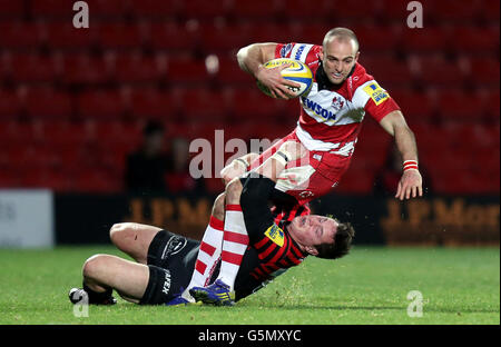 Charlie Sharples (top) di Gloucester è affrontato da Saracens Andy Saull durante la partita di Aviva Premiership a Vicarage Road, Watford. Foto Stock