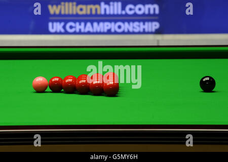 Vista generale delle palle da snooker sul tavolo durante il William Hill UK Snooker Championships allo York Barbican Center, York. Foto Stock