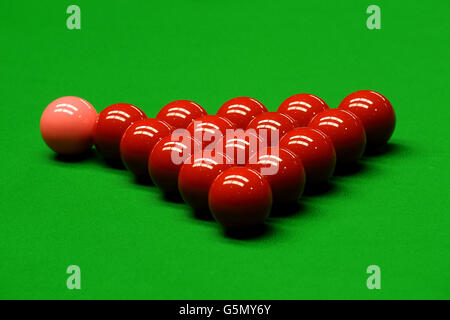 Vista generale delle palle da snooker sul tavolo durante il William Hill UK Snooker Championships allo York Barbican Center, York. Foto Stock