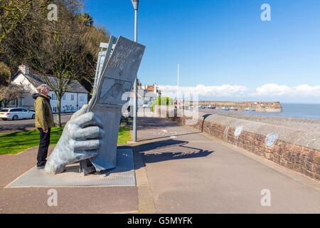 Scultura di metallo che segna l' inizio della 630 miglia di costa del sud-ovest percorso in Minehead, Somerset, Inghilterra, Regno Unito Foto Stock