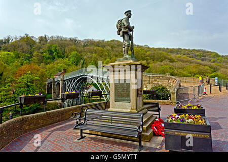 Il memoriale di guerra e di Abraham Darby's 1779 storico ponte sopra il fiume Severn in Ironbridge, Shropshire, Inghilterra, Regno Unito Foto Stock