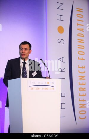 Chris Hohn, Managing Partner e fondatore del Children`s Investment Fund si rivolge quest'anno alla Ira Sohn Investment Conference nel centro di Londra, che sostiene la Great Ormond Street Hospital Children's Charity per finanziare la ricerca sul cancro e programmi volti a migliorare la qualità della vita e i risultati per i bambini affetti da cancro, Foto Stock