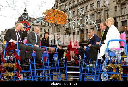 Boris Johnson (a sinistra) il Sindaco di Londra siede su una sedia alta a Oxford Circus, con i rivenditori del West End per promuovere il giorno del fine del West Shop, quando Oxford Street e Regent Street saranno chiusi a tutto il traffico, sabato 24 novembre, per aiutare i clienti di Natale nel centro di Londra. Foto Stock