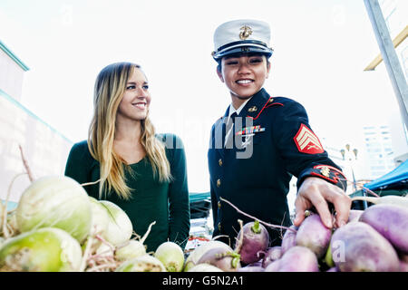 Soldato e amico shopping nel mercato degli agricoltori Foto Stock