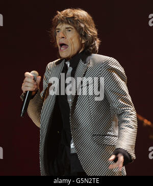 . Mick Jagger dei Rolling Stones si esibisce presso la O2 Arena di Londra, nell'ambito della loro serie di concerti per il 50° anniversario. Foto Stock
