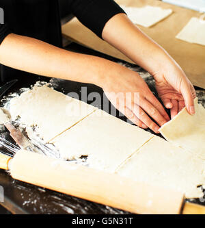 Baker il taglio di pasta a torta Foto Stock
