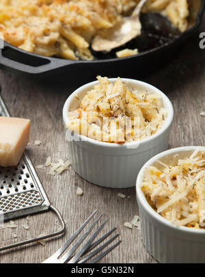 Close up di maccheroni e formaggio ramekins Foto Stock