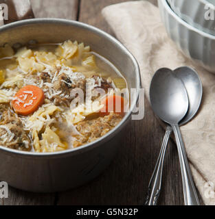 Close up della ciotola di zuppa con cucchiai Foto Stock