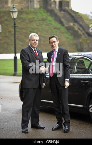 Il Rt Hon Carwyn Jones AM, primo ministro del Galles (sinistra) saluta il primo ministro, Jersey, il senatore Ian Gorst quando arriva al Castello di Cardiff per il consiglio britannico-irlandese. Foto Stock