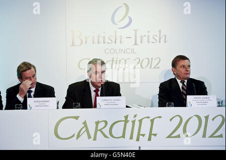 Il Rt Hon Carwyn Jones AM, primo ministro del Galles (centro) parla ai media durante una conferenza stampa al consiglio britannico-irlandese, come guardano Taoiseach Enda Kenny (a sinistra) e David Jones Segretario di Stato per il Galles. Foto Stock