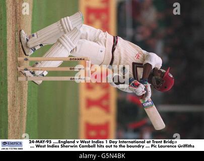 24-MAY-95, Inghilterra / West Indies 1 Day International a Trent Bridge, West Indies Sherwin Cambell si aggiudicherà il boundry Foto Stock