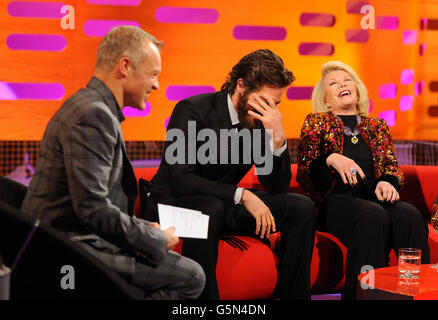 (Sinistra - destra) host Graham Norton, Jake Gyllenhaal e Joan Rivers durante le riprese del Graham Norton Show presso i London Studios, a sud di Londra, in onda sulla BBC One il venerdì sera. Foto Stock