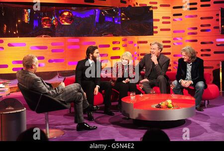 (Sinistra - destra) host Graham Norton, Jake Gyllenhaal, Joan Rivers, Jeremy Clarkson e James May durante le riprese del Graham Norton Show presso i London Studios, a sud di Londra, in onda sulla BBC One venerdì sera. Foto Stock