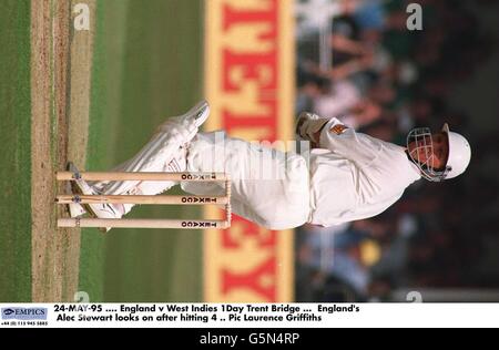 24-MAG-95. Inghilterra / West Indies 1 giorno Trent Bridge. L'inglese Alec Stewart si guarda dopo aver colpito 4 Foto Stock