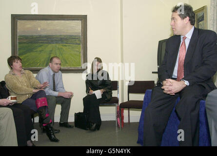 Jenny Child (sinistra), partner di Steve Rush (seconda sinistra), uno dei 12 Planespotter britannici incarcerati in Grecia per spionaggio di recente, si rivolge al laburista Richard Howitt (destra) in un incontro all'interno degli uffici europei del Parlamento a Londra. * i Planespotter e le loro famiglie si sentono afflitto dalla mancanza di sforzi diplomatici compiuti dal governo britannico durante la prigione del planespotter in Grecia per cercare di liberarli. Foto Stock