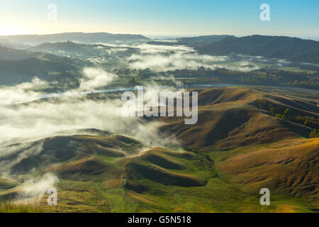 Terreni agricoli con nebbia mattutina visto da Te Mata picco in Hawke's Bay, Nuova Zelanda Foto Stock