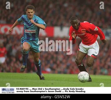 10-MAY-95 ... Manchester United v Southampton ...Andy Cole si allontana dal Jason Dodd di Southampton Foto Stock