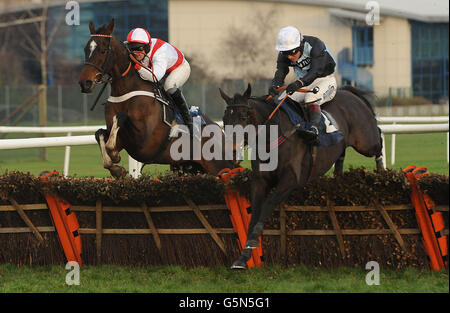 Fiera lungo (a destra) guidato dal jockey Richard Johnson salta l'ultimo davanti a Cucumber Run guidato da Nico de Boinville per andare avanti e vincere l'ostacolo Percemps handicap durante il Sportingbet Winter Festival all'ippodromo di Newbury. Foto Stock