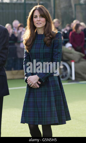 La Duchessa di Cambridge sul nuovo campo da gioco Astroturf durante una visita alla sua vecchia scuola preparatoria, St Andrew's School a Pangbourne, Berkshire. Foto Stock