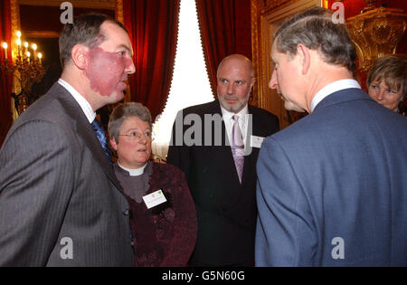 Il Principe del Galles incontra, da sinistra a destra, il contadino, Nicholas Howard, il reverendo Judith Hampson, e Roger Venthen, da Allendale , Northumberland, ad un ricevimento per famiglie e comunità agricole a St James' Palace, Londra, oggi. Foto Stock