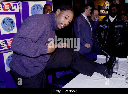 Lennox Lewis, campione britannico del mondo di Heavyweight Boxing, mostra alla stampa la gamba che sostiene sia stata morsa da Mike Tyson, in una conferenza stampa nel centro di Londra. * la conferenza è stata convocata dopo l'audizione in Nevada USA, che ha impedito la prevista lotta per il titolo Lewis contro Mike Tyson di andare avanti a Las Vegas. Lewis ha ammesso che stava considerando citare Mike Tyson dopo aver rivelato il controverso bit americano "un pezzo significativo di carne durante il loro incontro di stampa a New York". Foto Stock