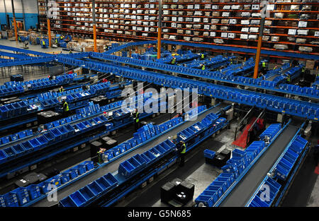 Vista generale del centro di distribuzione Argos, Barton Under Needwood, Staffordshire, mentre il rivenditore di strada si prepara per la corsa di Natale. Foto Stock