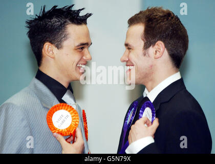 Gli ultimi due concorrenti di Pop Idol, Gareth Gates (a sinistra) e Will Young si affrontano ad una fotocall a Stephen Street London dopo la votazione di Darius Danesh. Foto Stock