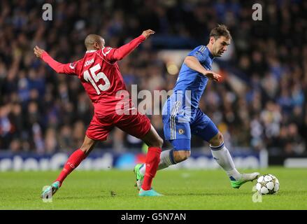 Calcio - UEFA Champions League - Gruppo e - Chelsea v FC Nordsjaelland - Stamford Bridge. Joshua John (a sinistra) di FC Nordsjaelland e Branislav Ivanovic di Chelsea (a destra) lottano per la palla Foto Stock