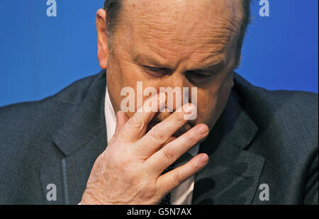 Il Ministro delle finanze Michael Noonan interviene alla conferenza stampa sul bilancio degli edifici governativi di Dublino. Foto Stock