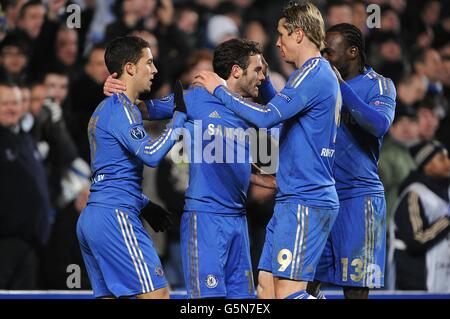 Juan Mata (al centro) di Chelsea festeggia il quinto goal del gioco con i compagni di squadra Foto Stock