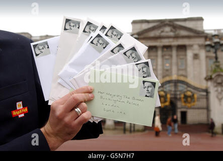 Le lettere con il francobollo di prima classe, uno dei cinque francobolli commemorativi speciali con ritratti classici della Regina Elisabetta II della Gran Bretagna, sono trasportate fuori Buckingham Palace. I francobolli saranno emessi da Royal Mail il 6 febbraio, esattamente 50 anni dopo la sua adesione al trono. Foto Stock