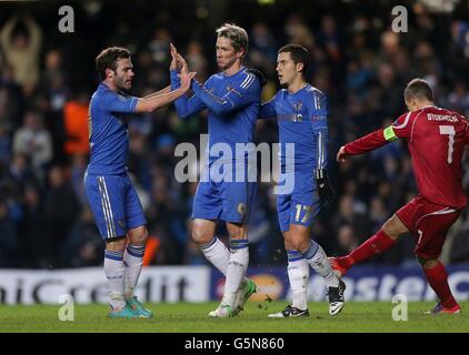 Fernando Torres (centro) di Chelsea festeggia con i compagni di squadra Juan Mata (a sinistra) Ed Eden Hazard (seconda a destra) dopo aver segnato il secondo gol della sua squadra Foto Stock