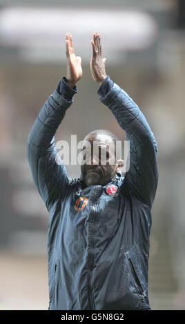 Chris Powell, direttore di Charlton Athletic, applaude la folla dopo la partita di campionato della Npower Football League al Valley, Londra. Foto Stock