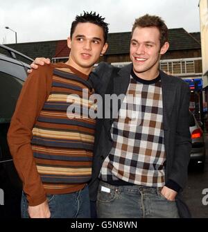 Gli ultimi due Pop idols Gareth Gates (a sinistra) e Will Young arrivano ai Fountain Studios di Londra venerdì 8 febbraio 2002 per provare in vista della finale live ITV1 Pop Idol. * 9/2/02: Un nuovo Pop Idol sarà lanciato a stelle quando la Gran Bretagna voterà per il vincitore finale del programma che ha afferrato la nazione per 18 settimane. Poco dopo le 22.00 Gareth Gates di Bradford o Will Young di Hungerford, Berkshire, saranno svelati come il vincitore della ricerca di talenti televisivi. Si prevede che più di cinque milioni di spettatori voteranno nel sondaggio telefonico che dovrebbe lanciare uno dei hopefuls su Foto Stock